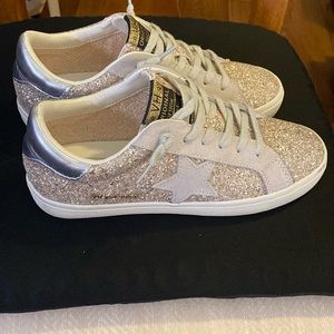 Vintage Havana tennis shoe.  Size 7.5. Worn two times. Like new.